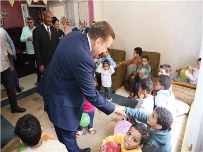 محافظ المنوفية يزور دور الأيتام ويوزع عيدية وهدايا الرئيس في عيد الفطر