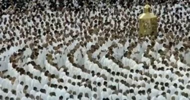 "الحج والعمرة" للمصلين: اكتفِ بالإشارة إلى الحجر الأسود أثناء الطواف