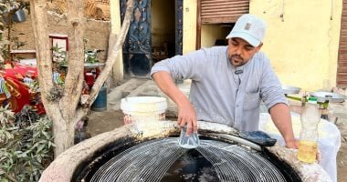 بياكلوها بالسمن البلدي.. شوف طريقة الكنافة على الفرن الطين بقنا.. فيديو بياكلوها بالسمن البلدي.. شوف طريقة الكنافة على الفرن الطين بقنا.. فيديو