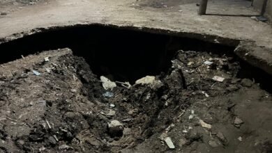 هبوط أرضي مفاجئ في الدقهلية وشركة المياه والصرف الصحي تتدخل لإصلاحه "فيديو"